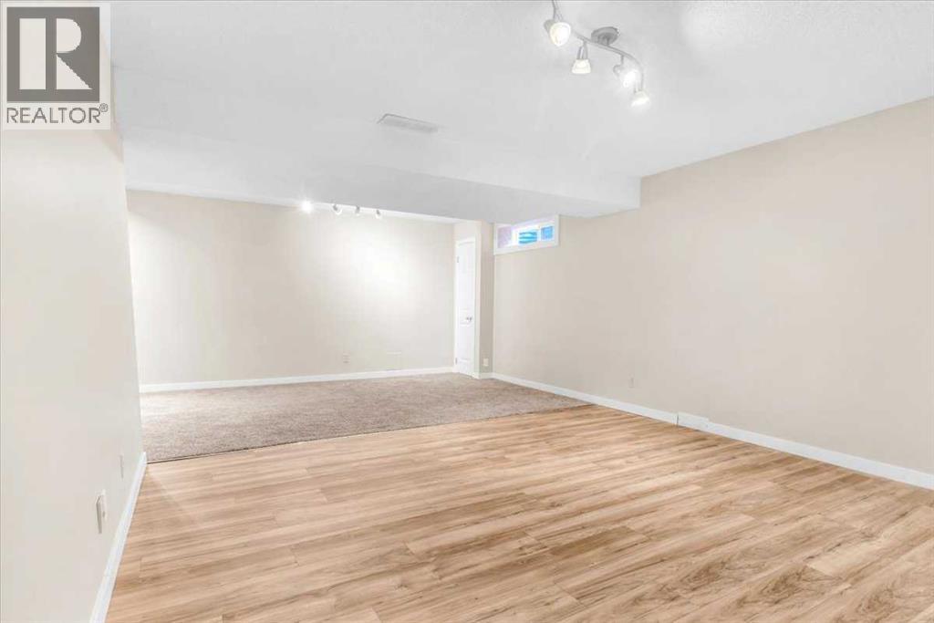 Single Family House for Sale in  Douglasbank Rise SE Douglasdale/Glen Calgary 
