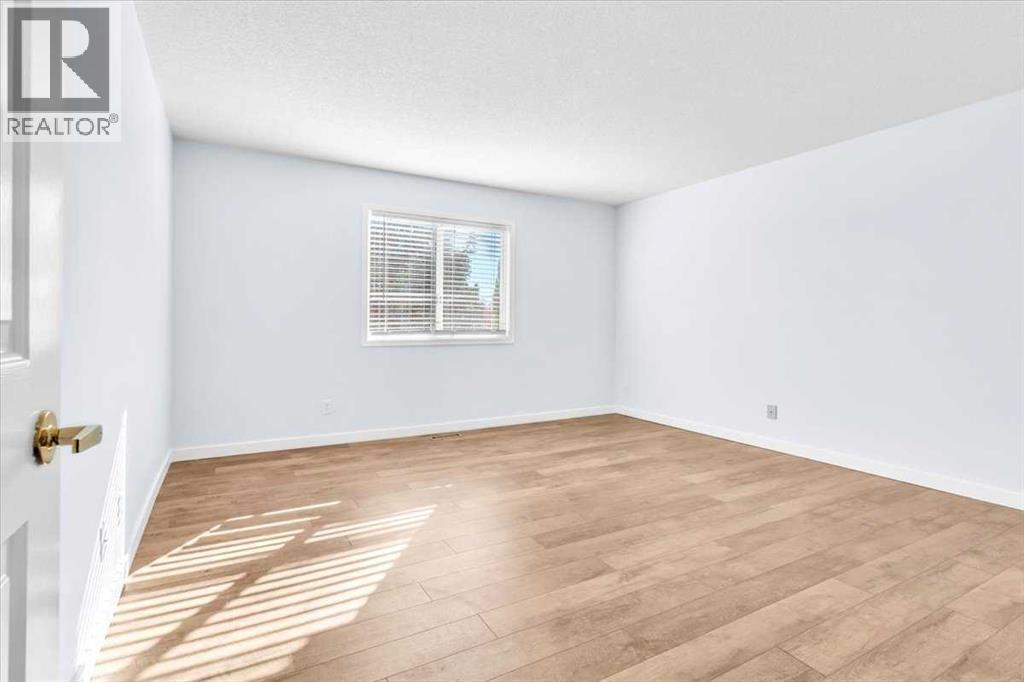 Single Family House for Sale in  Douglasbank Rise SE Douglasdale/Glen Calgary 