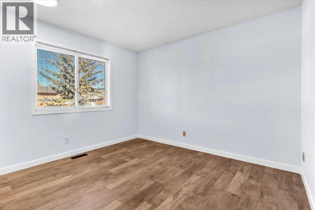 Single Family House for Sale in  Douglasbank Rise SE Douglasdale/Glen Calgary 