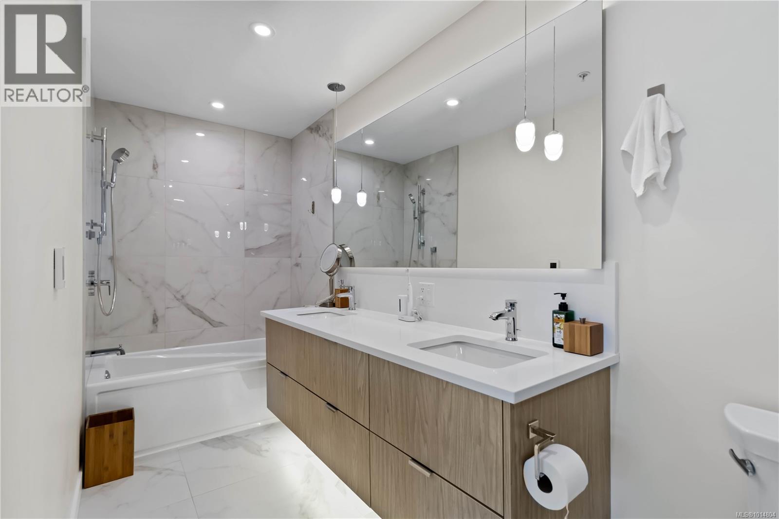 202 5122 Cordova Bay Road, Saanich