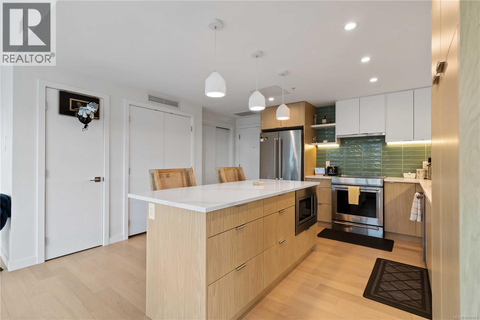 202 5122 Cordova Bay Road, Saanich