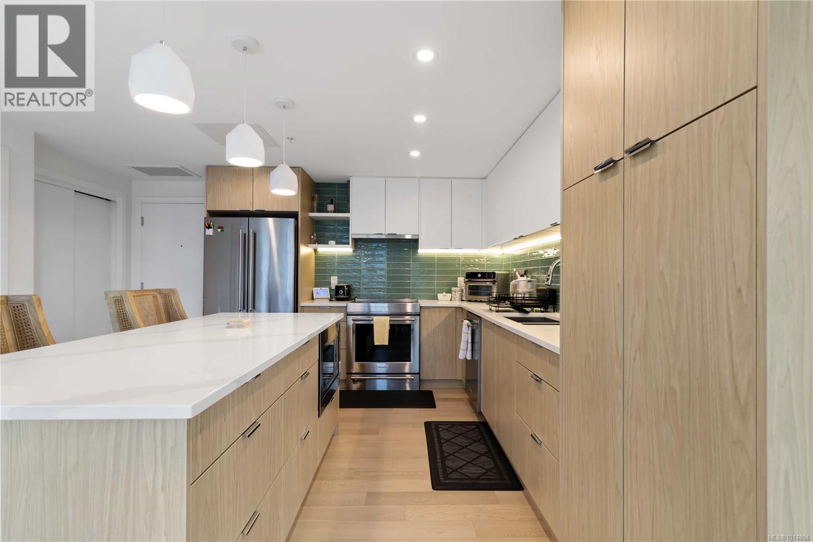 202 5122 Cordova Bay Road, Saanich