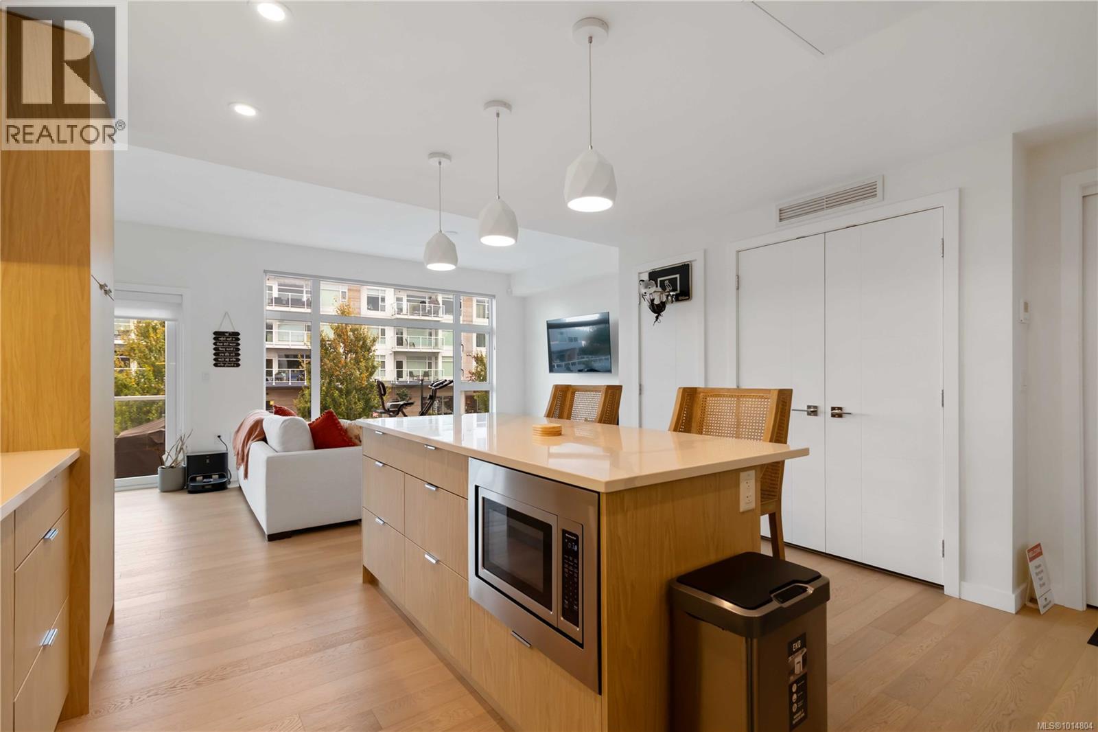 202 5122 Cordova Bay Road, Saanich