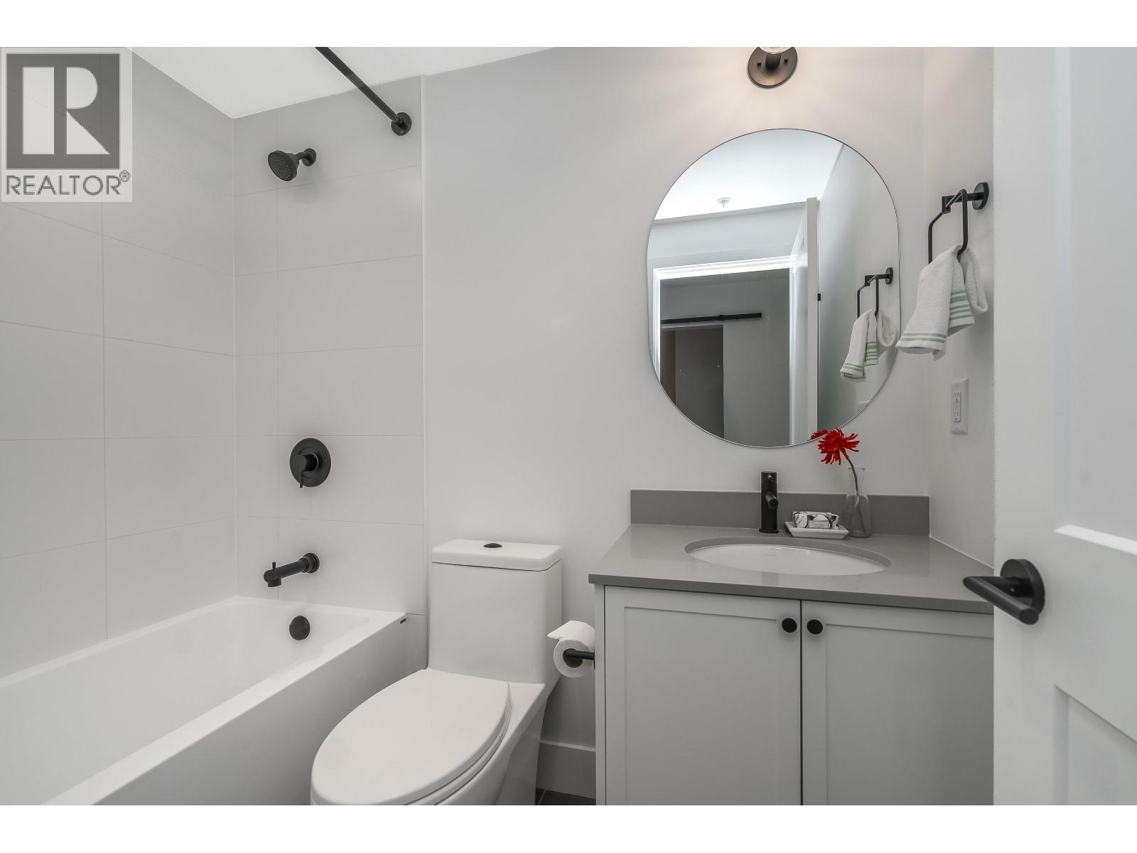 #102-320 RIDGE Street, Delta