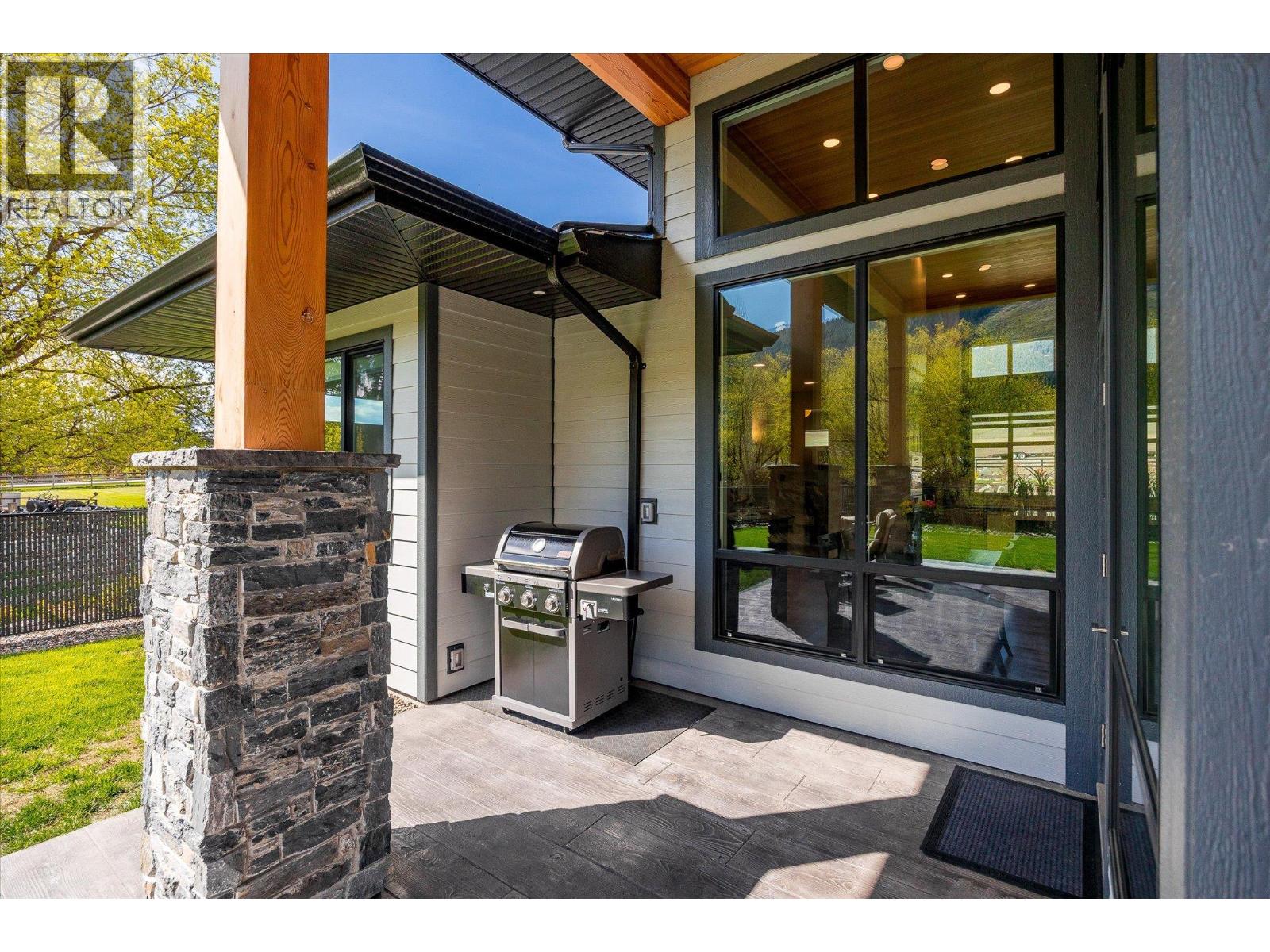 7260 Highway 6, Coldstream