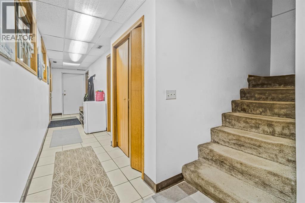 Single Family House for Sale in  Silver Springs Road NW Silver Springs Calgary 