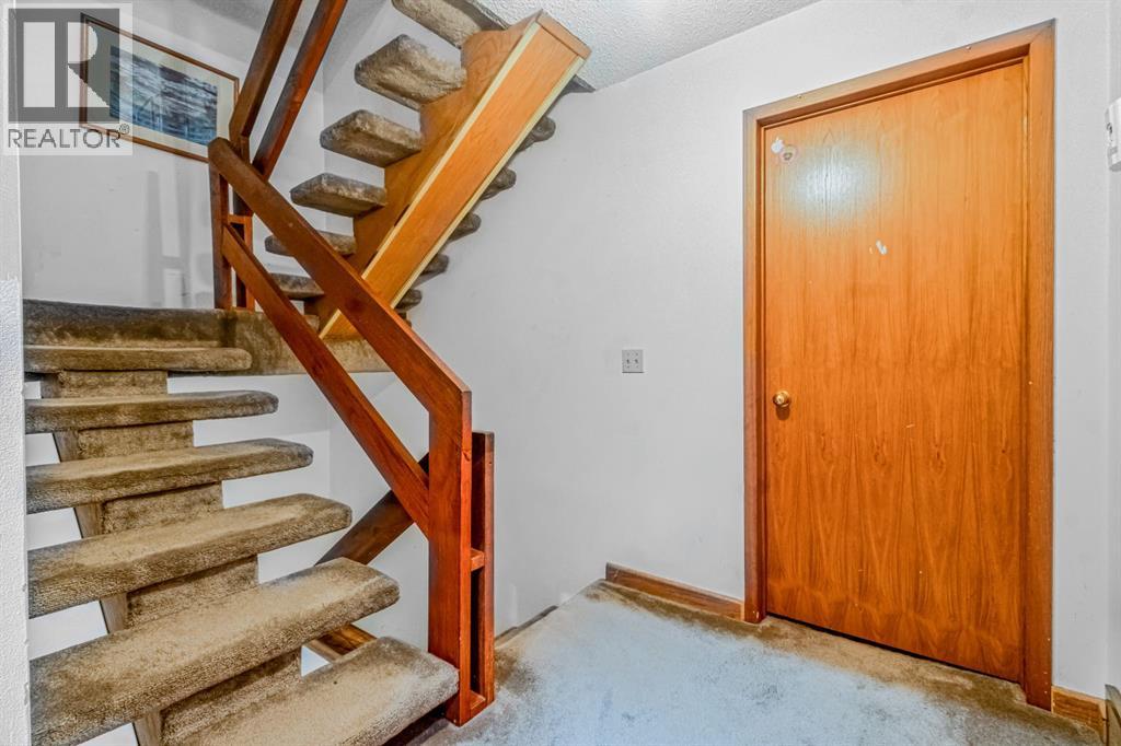 Single Family House for Sale in  Silver Springs Road NW Silver Springs Calgary 