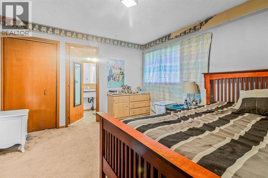 Single Family House for Sale in  Silver Springs Road NW Silver Springs Calgary 