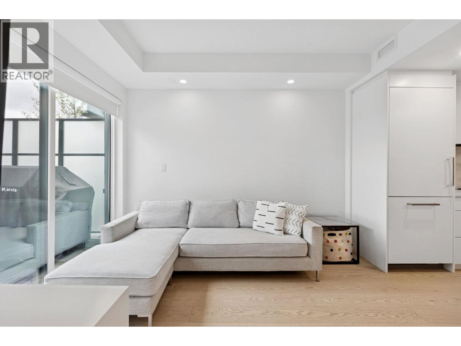 112 650 E 2ND STREET, North Vancouver