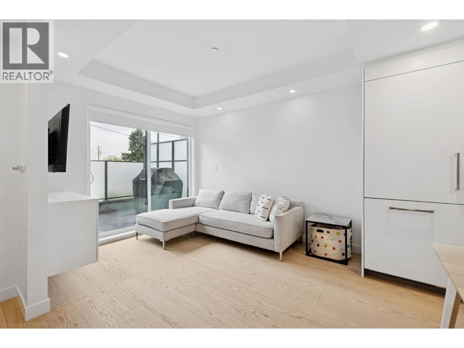 112 650 E 2ND STREET, North Vancouver
