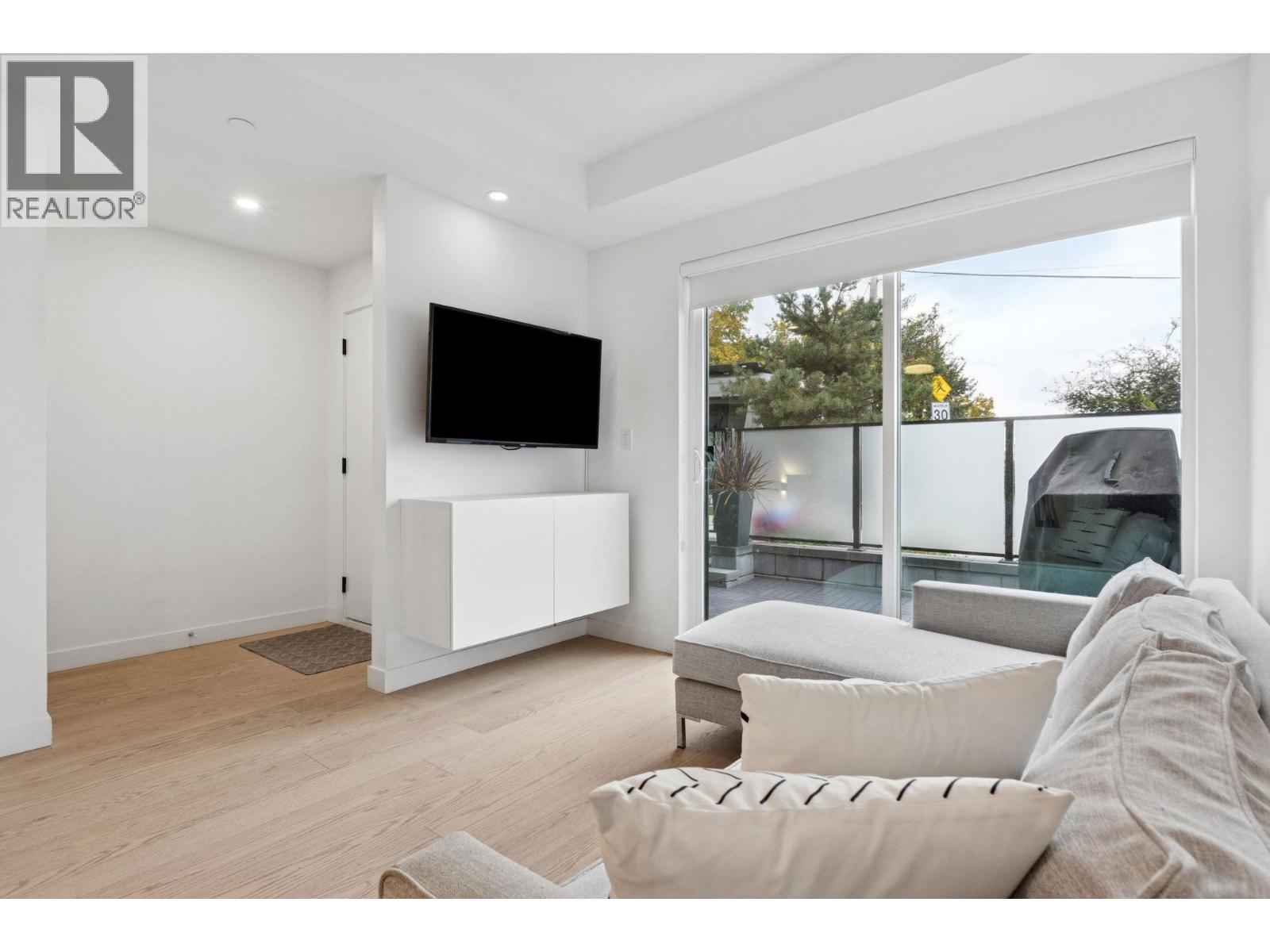 112 650 E 2ND STREET, North Vancouver