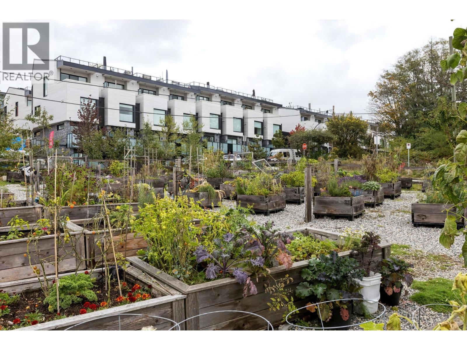112 650 E 2ND STREET, North Vancouver