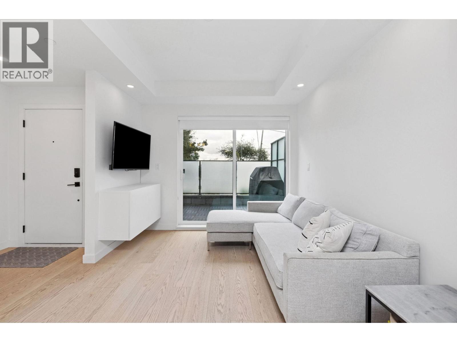 112 650 E 2ND STREET, North Vancouver