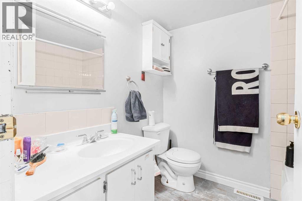 Single Family House Bi-level for Sale in  Penbrooke Drive SE Penbrooke Meadows Calgary 