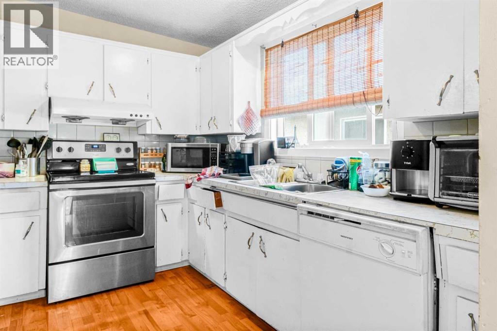 Single Family House Bi-level for Sale in  Penbrooke Drive SE Penbrooke Meadows Calgary 