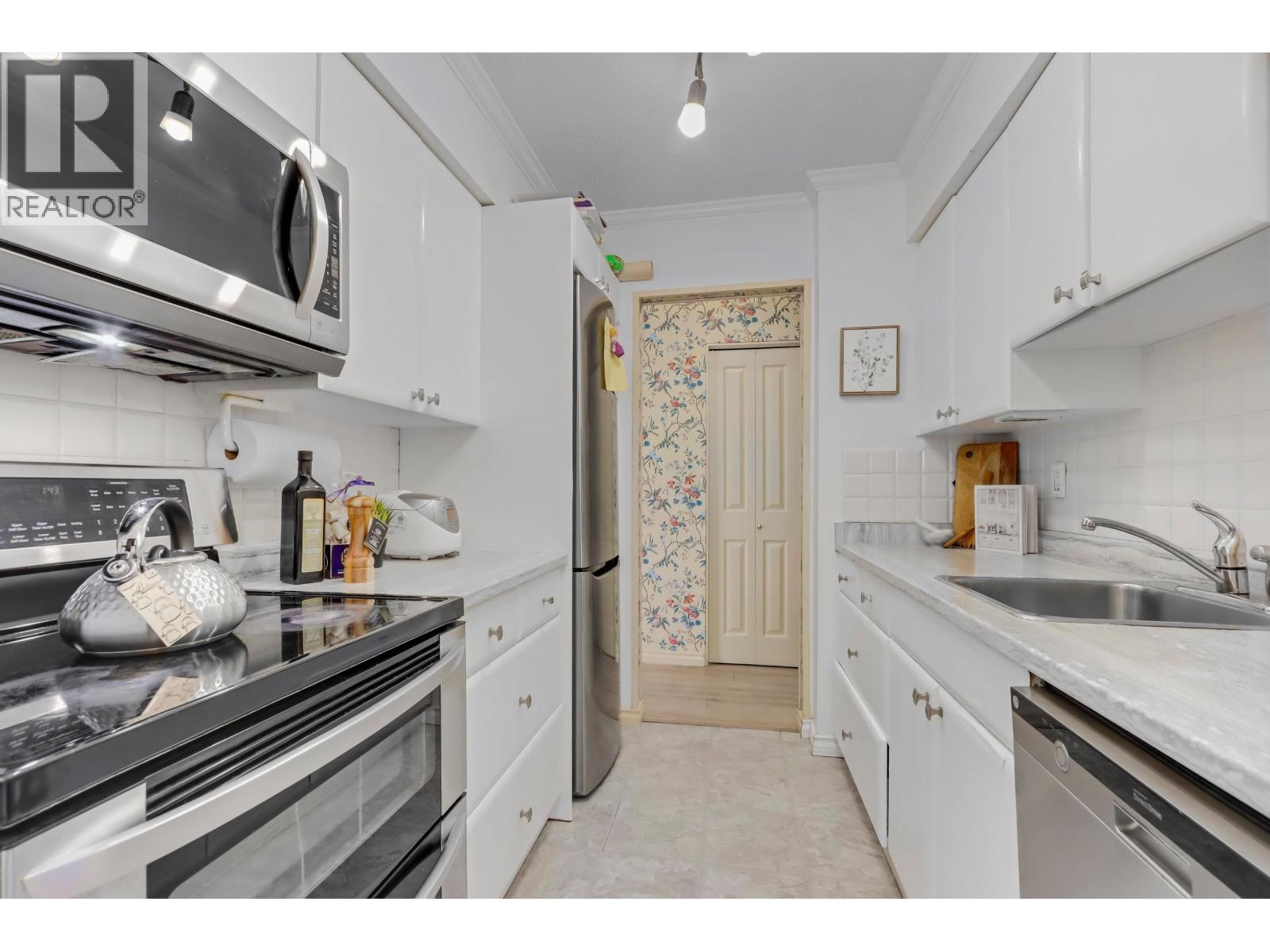 1218 235 KEITH ROAD, West Vancouver