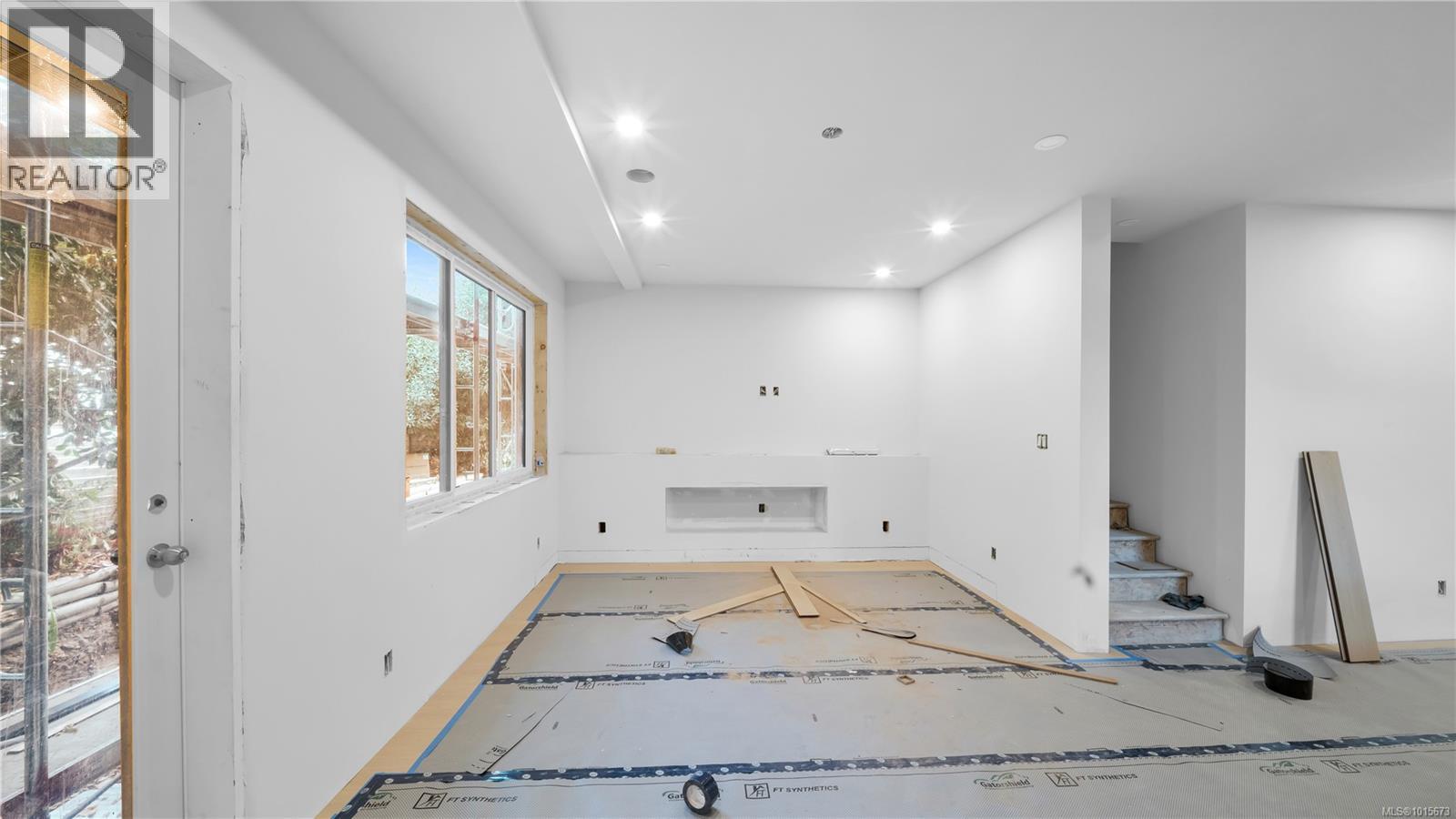 1 588 Whiteside Street, Saanich