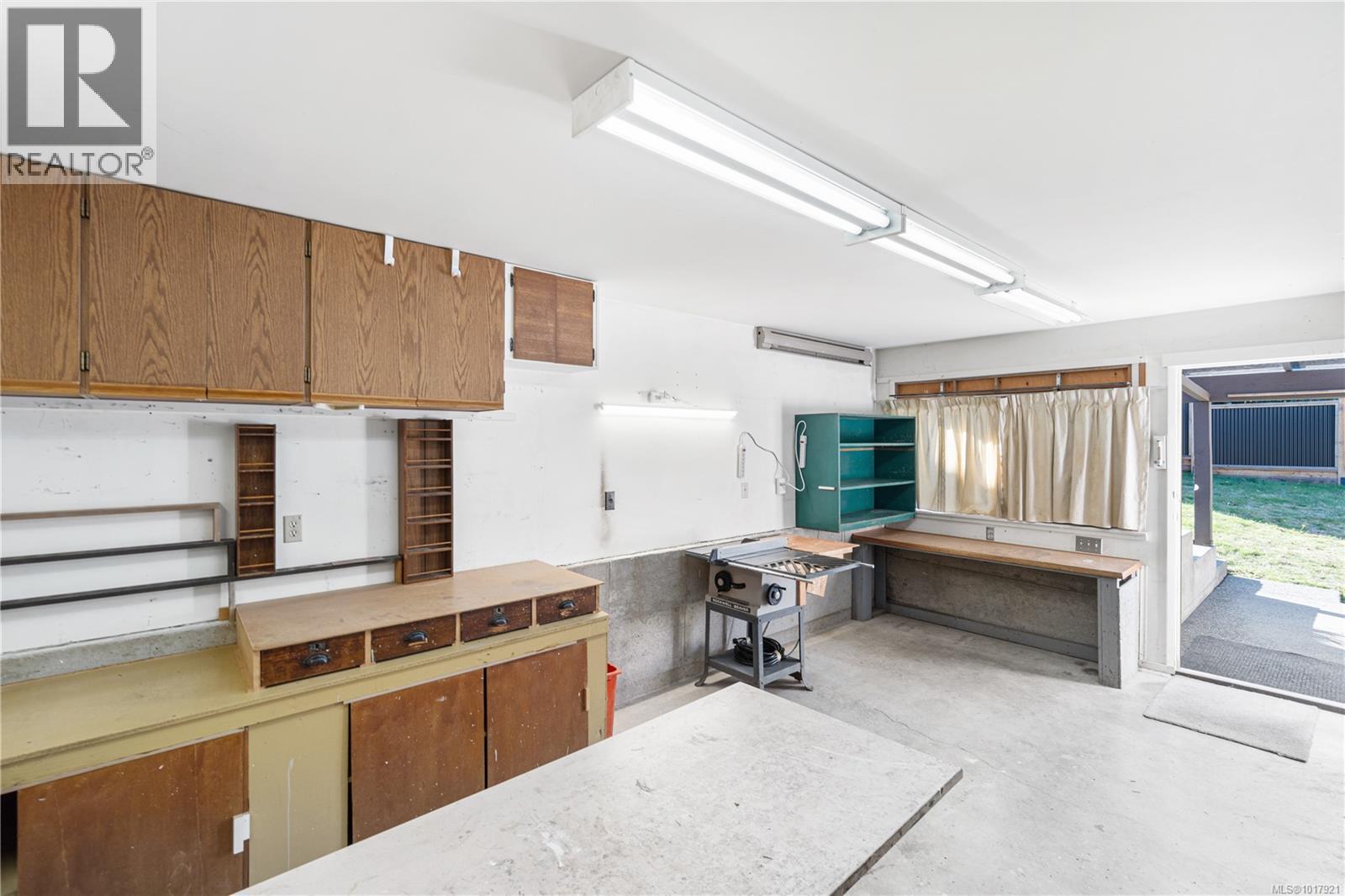 7431 Andrea Cres, Lantzville