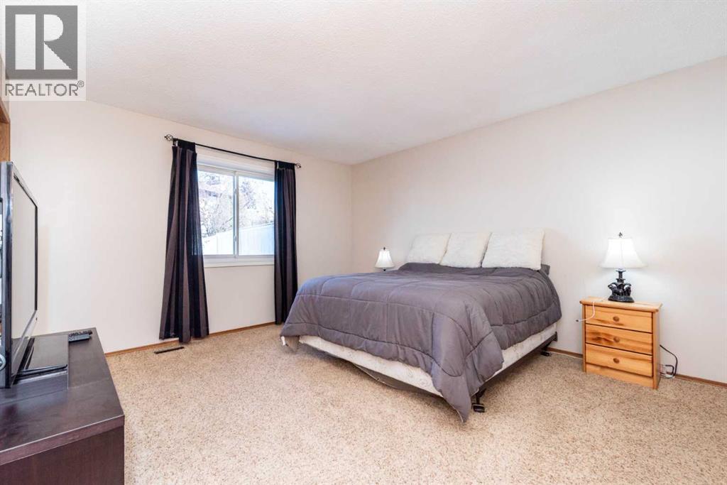 Single Family House Bungalow for Sale in  Douglas Woods Drive SE Douglasdale/Glen Calgary 
