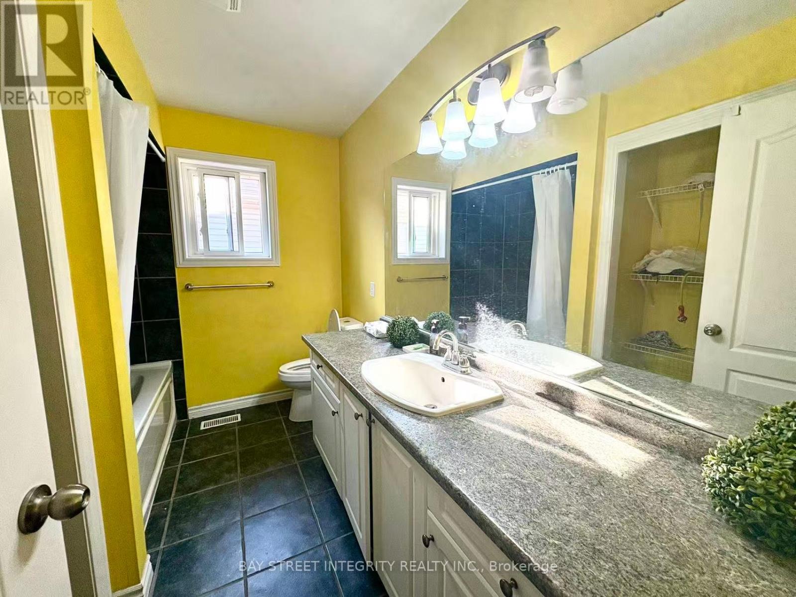 Single Family House for Sale in  BRIAROSE PLACE Hamilton (Mountview) 