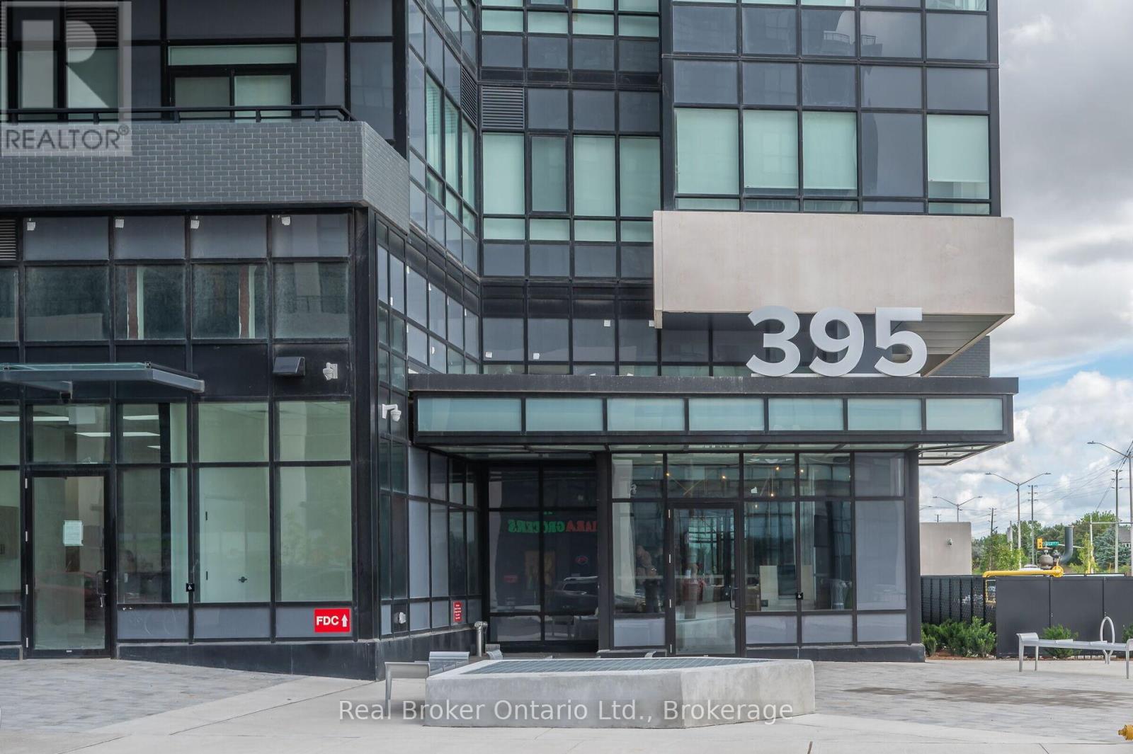 819 – 395 DUNDAS STREET