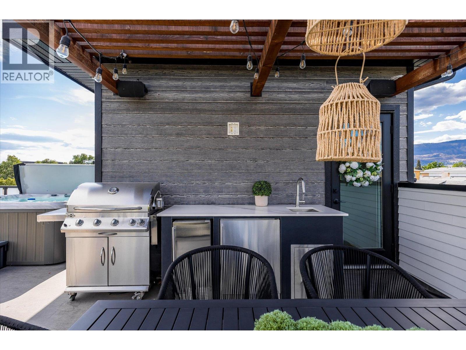  796 Wardlaw Avenue, Kelowna