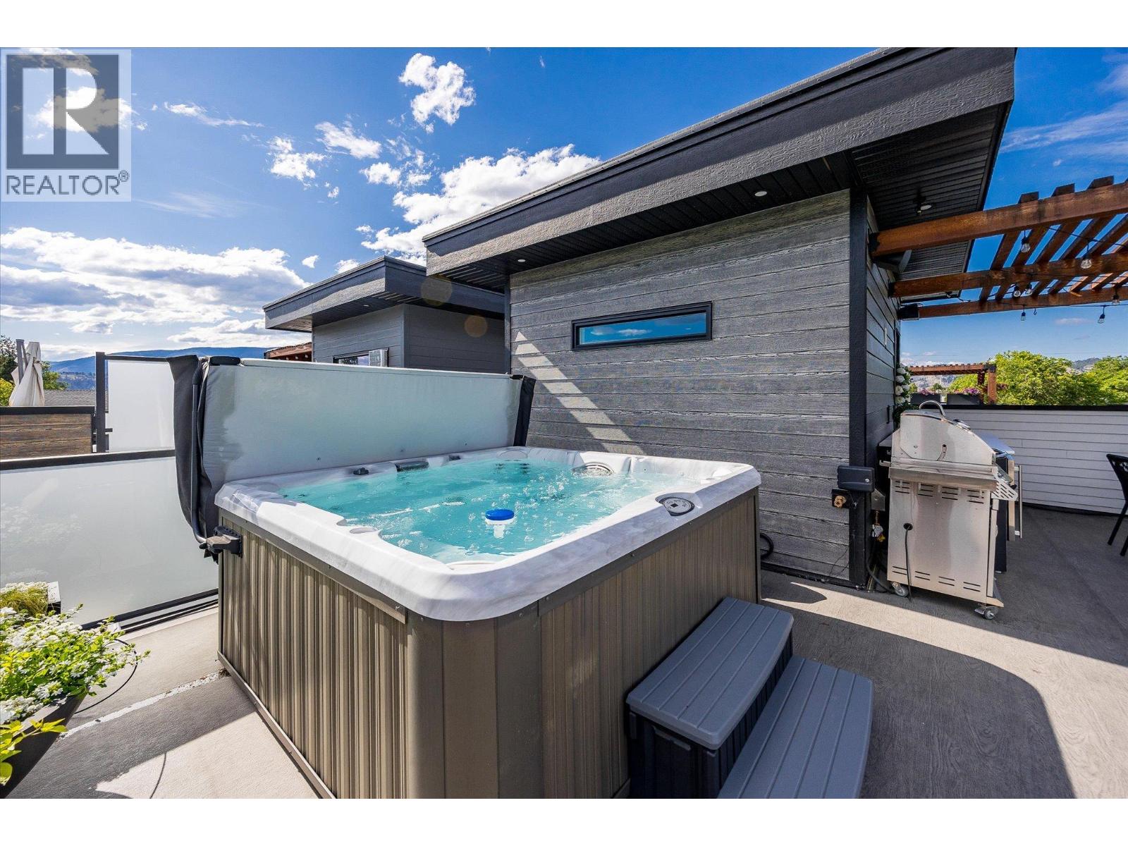  796 Wardlaw Avenue, Kelowna