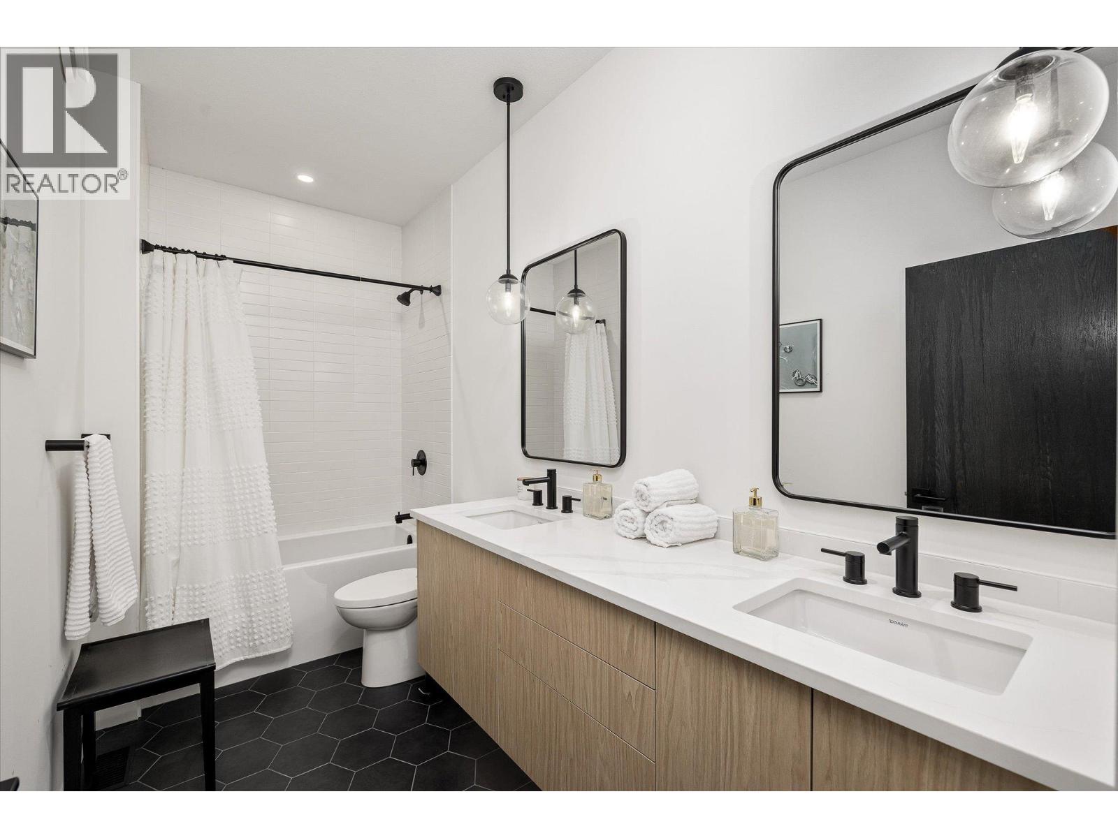  796 Wardlaw Avenue, Kelowna