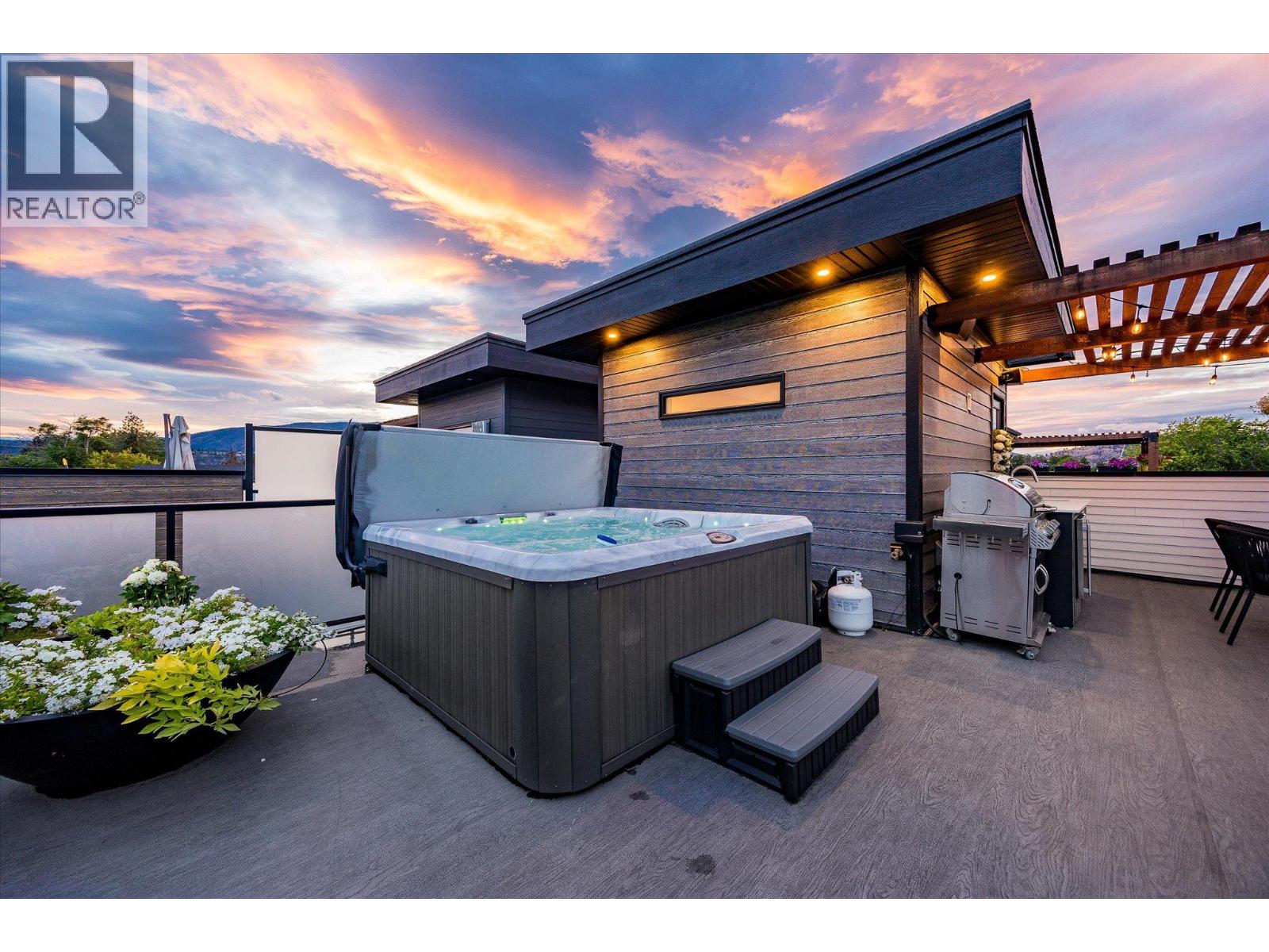  796 Wardlaw Avenue, Kelowna