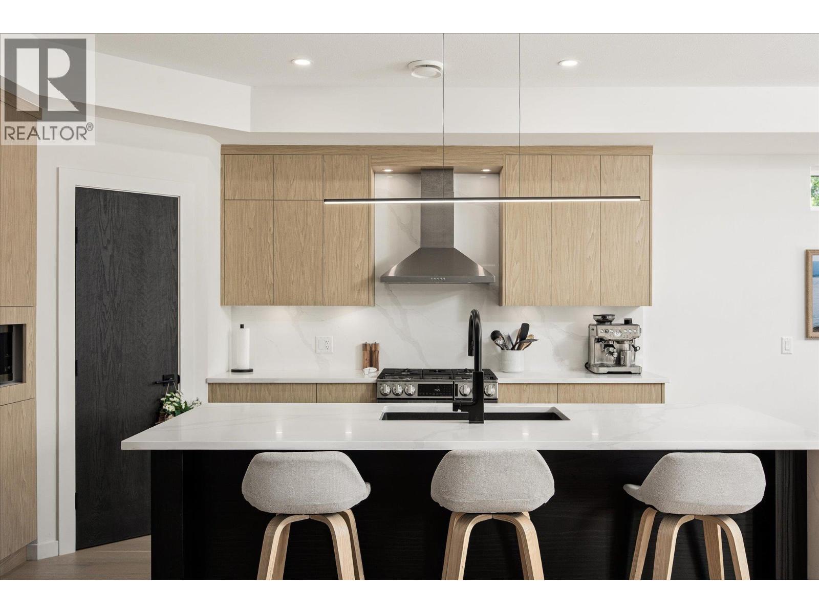  796 Wardlaw Avenue, Kelowna