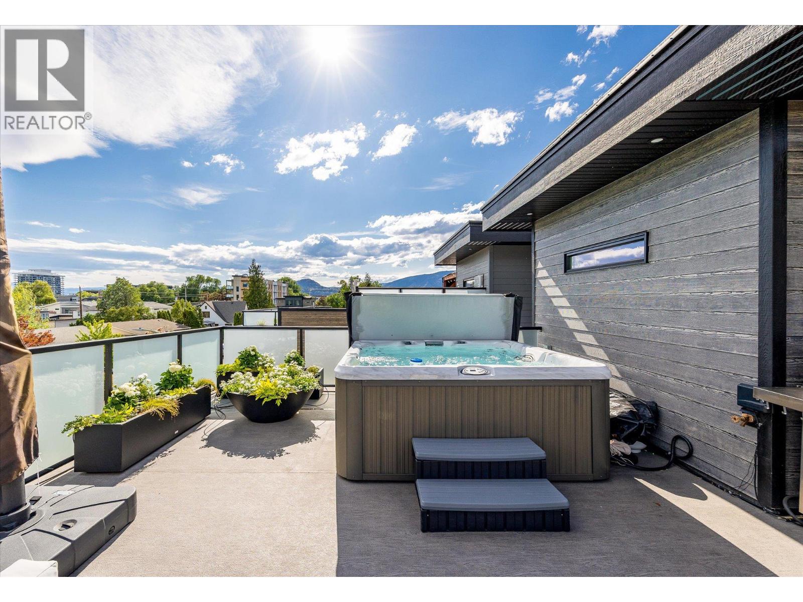  796 Wardlaw Avenue, Kelowna