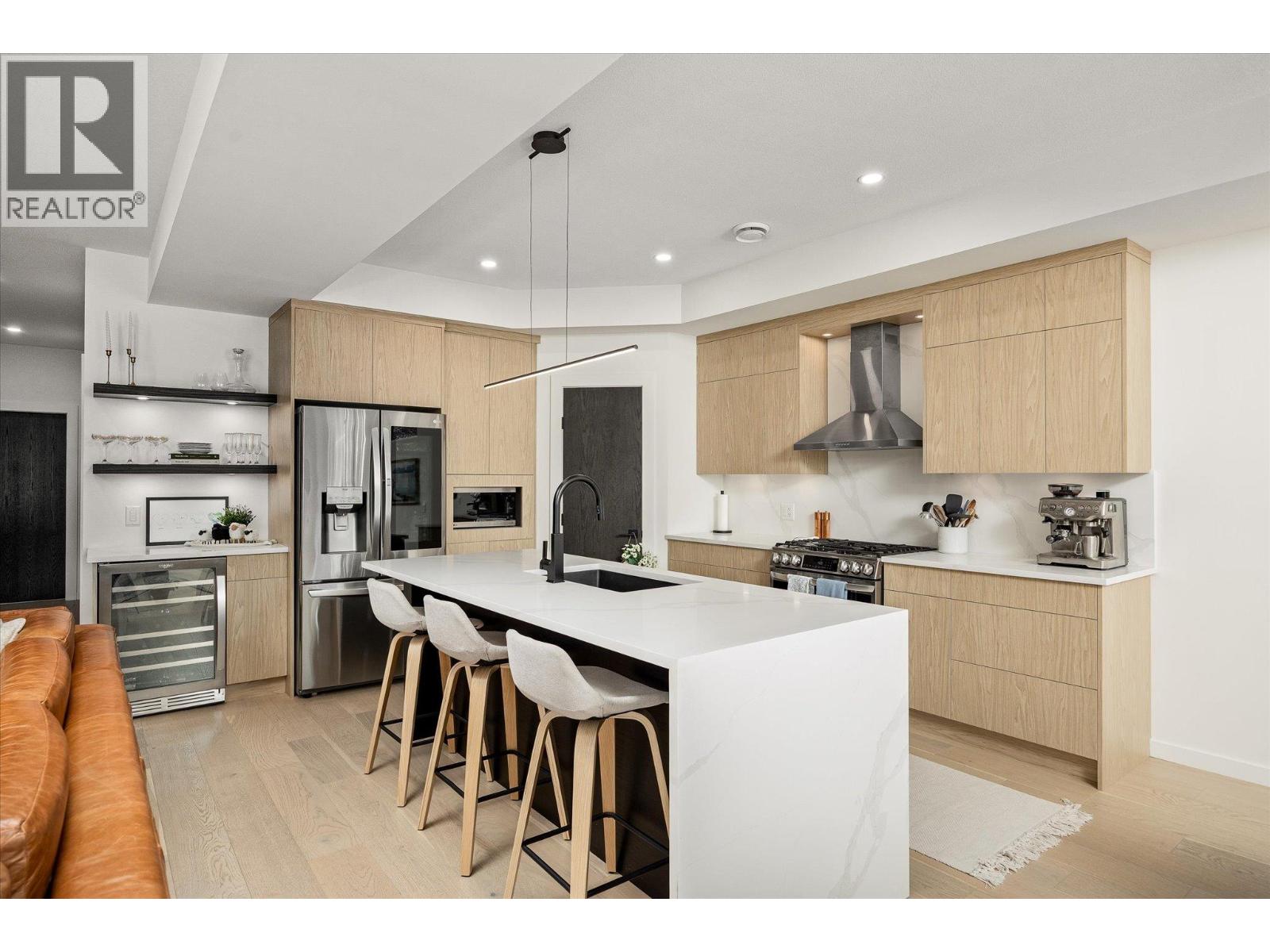  796 Wardlaw Avenue, Kelowna