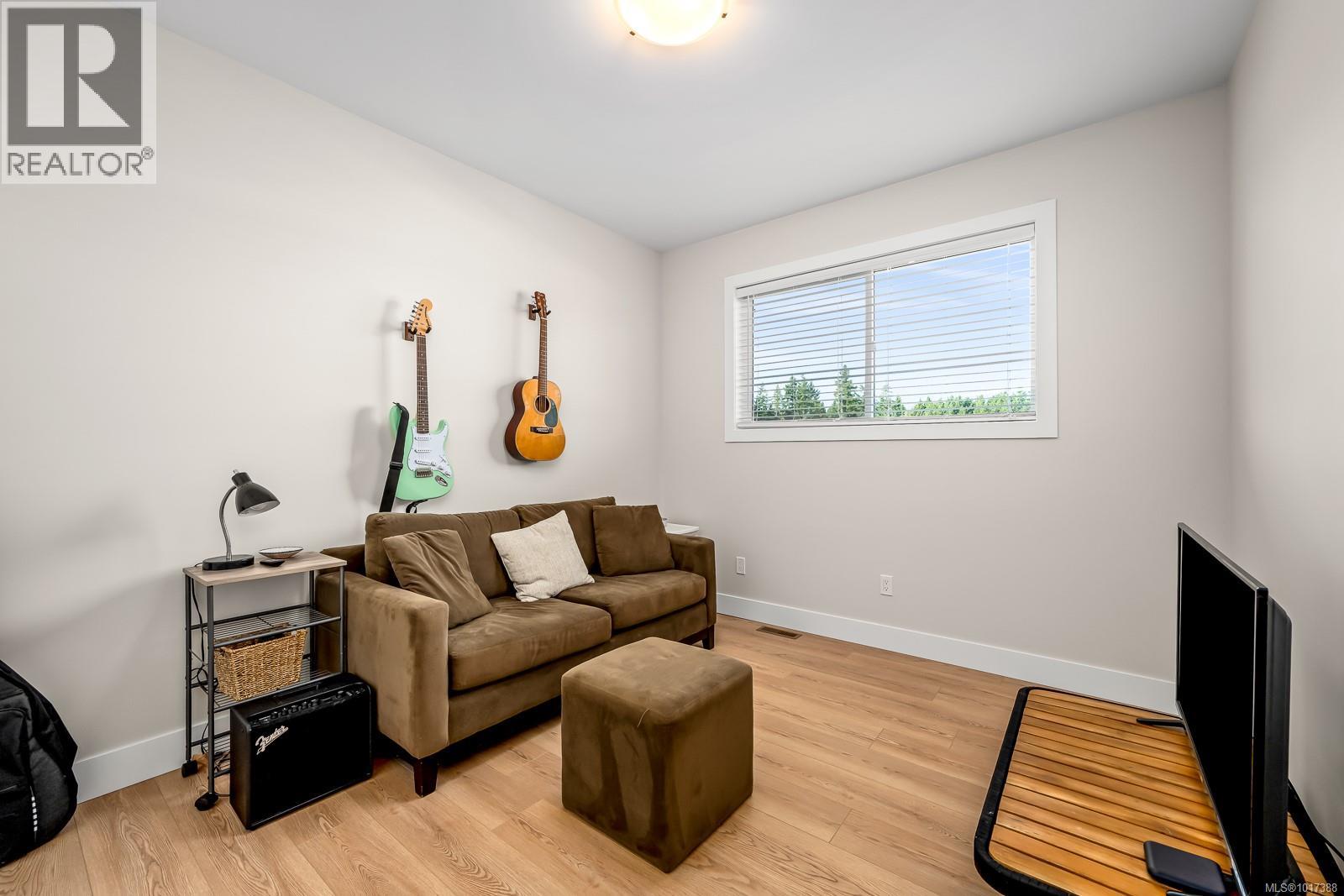 864 Grumman Pl, Comox