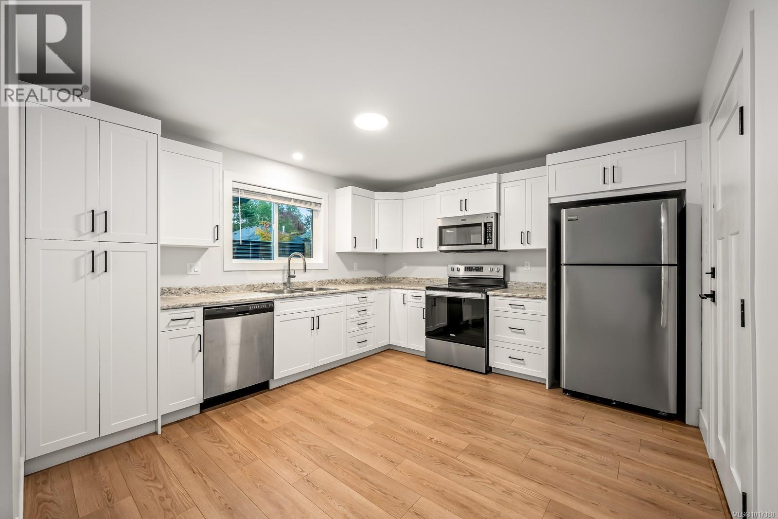 864 Grumman Pl, Comox