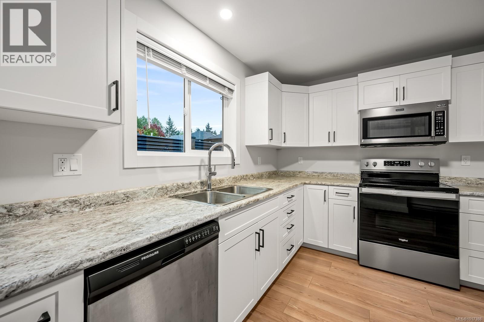 864 Grumman Pl, Comox