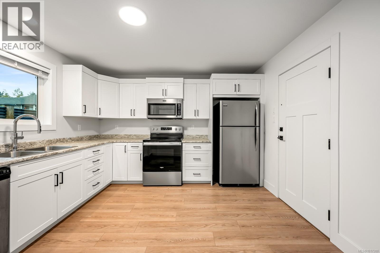 864 Grumman Pl, Comox