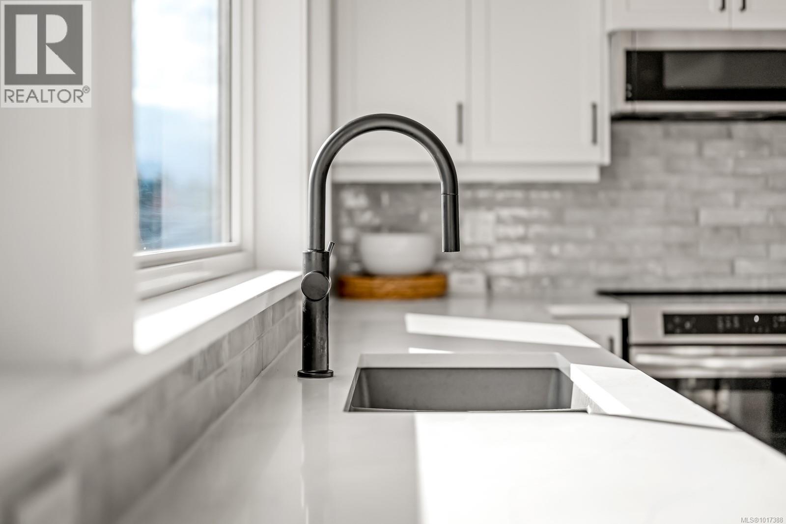 864 Grumman Pl, Comox