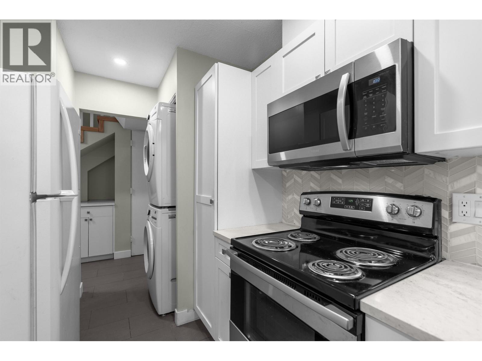 2645 WESTVIEW DRIVE, North Vancouver