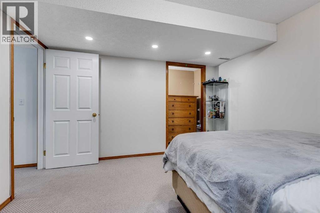Single Family House Bi-level for Sale in  Douglas Glen Boulevard SE Douglasdale/Glen Calgary 
