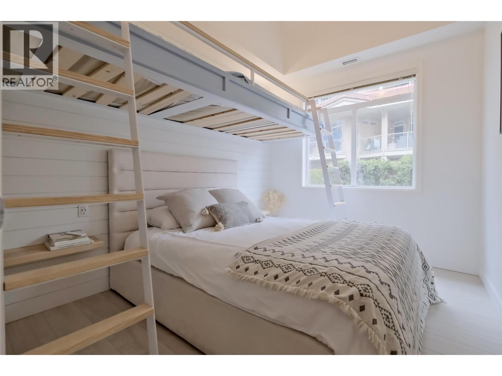 101 1128 Sunset Drive, Kelowna