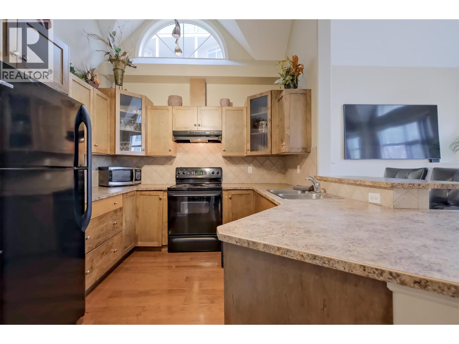 101 1128 Sunset Drive, Kelowna