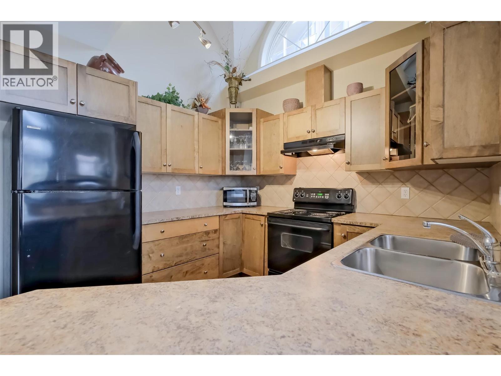 101 1128 Sunset Drive, Kelowna