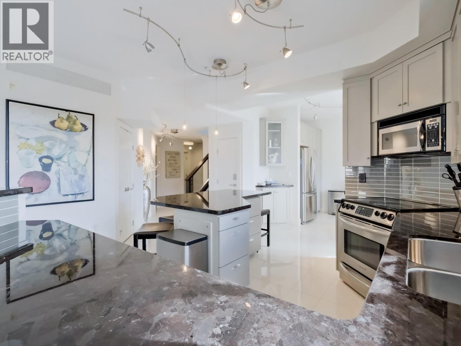 221 1088 Sunset Drive, Kelowna