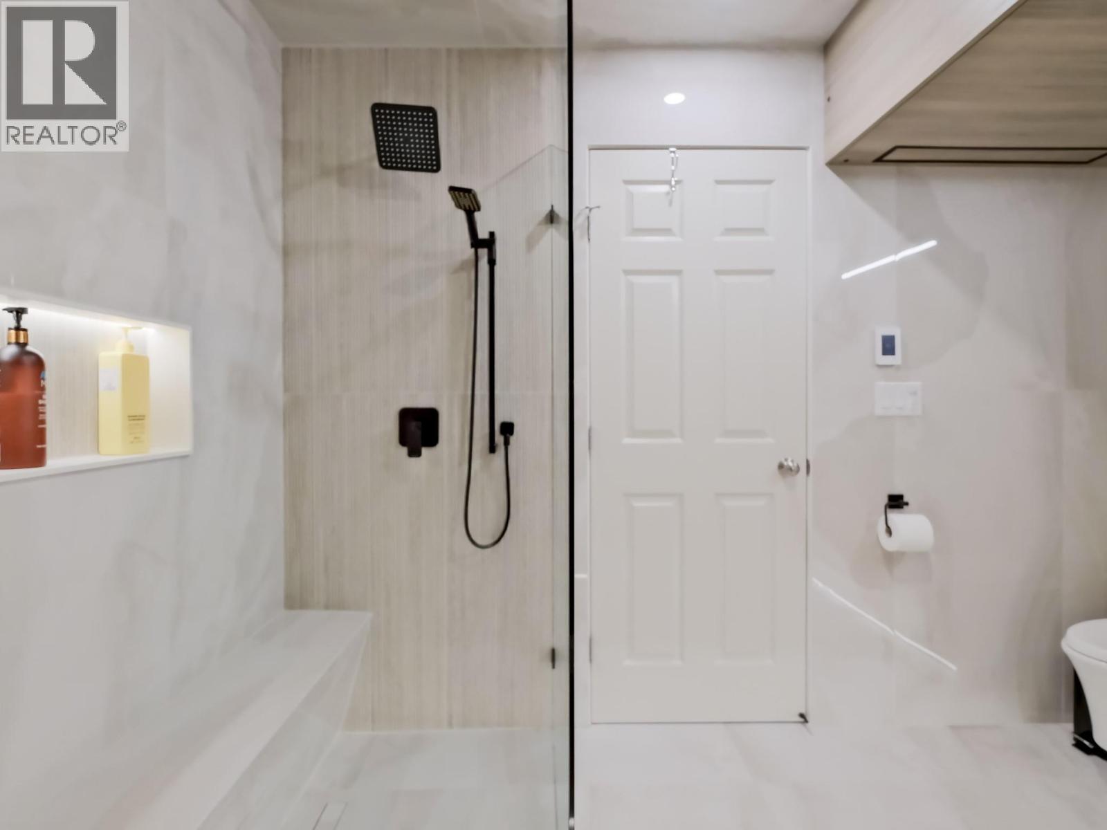 221 1088 Sunset Drive, Kelowna