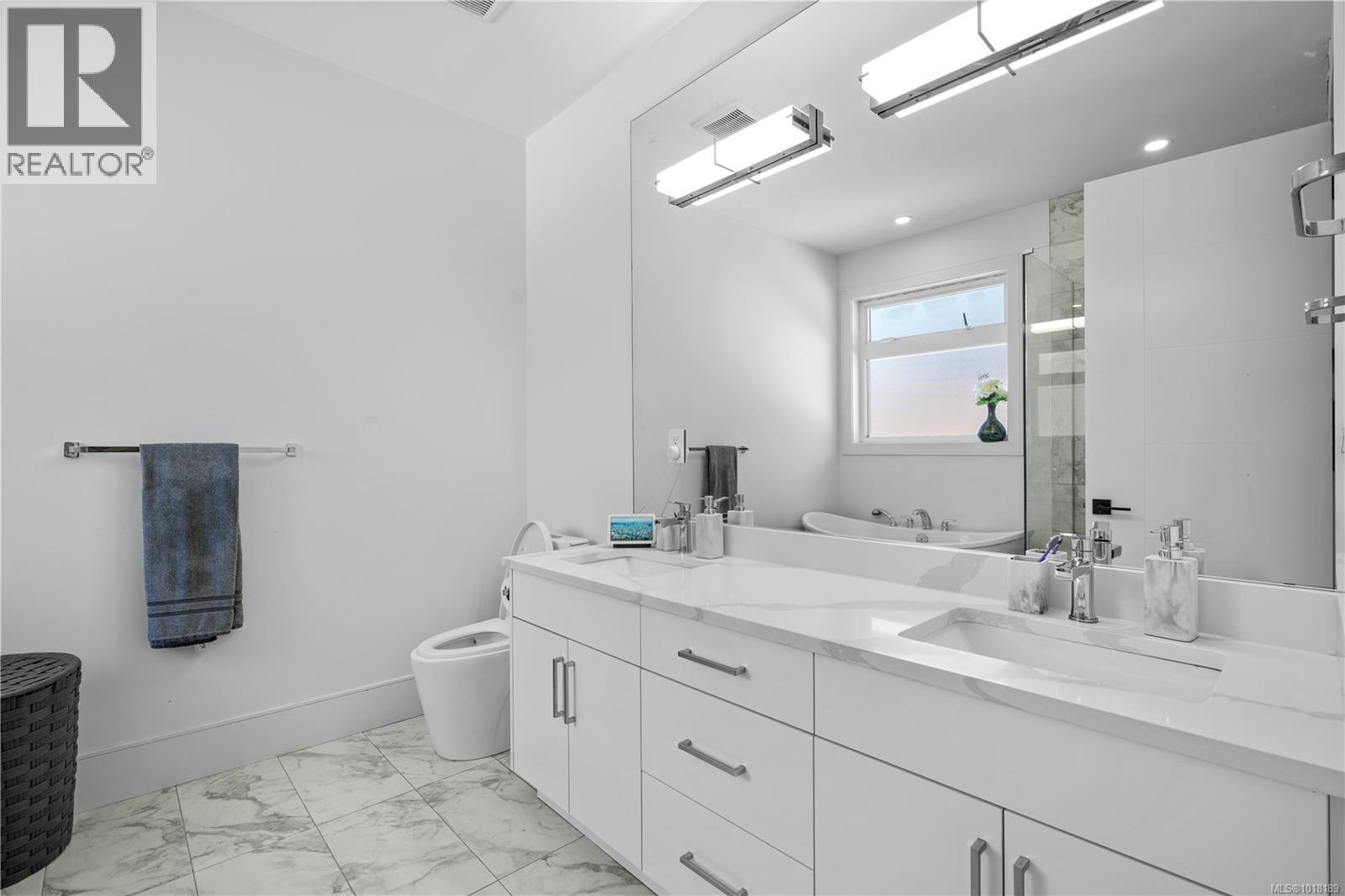  146 Cadillac Avenue, Saanich