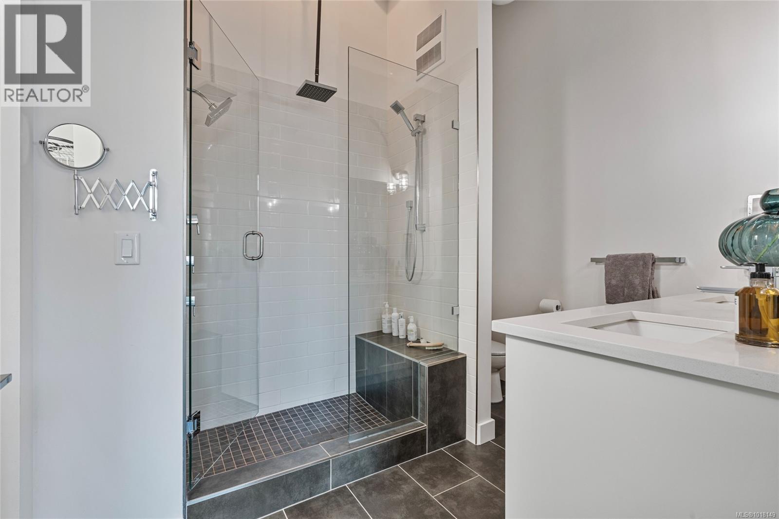 205 2049 Country Club Way, Langford