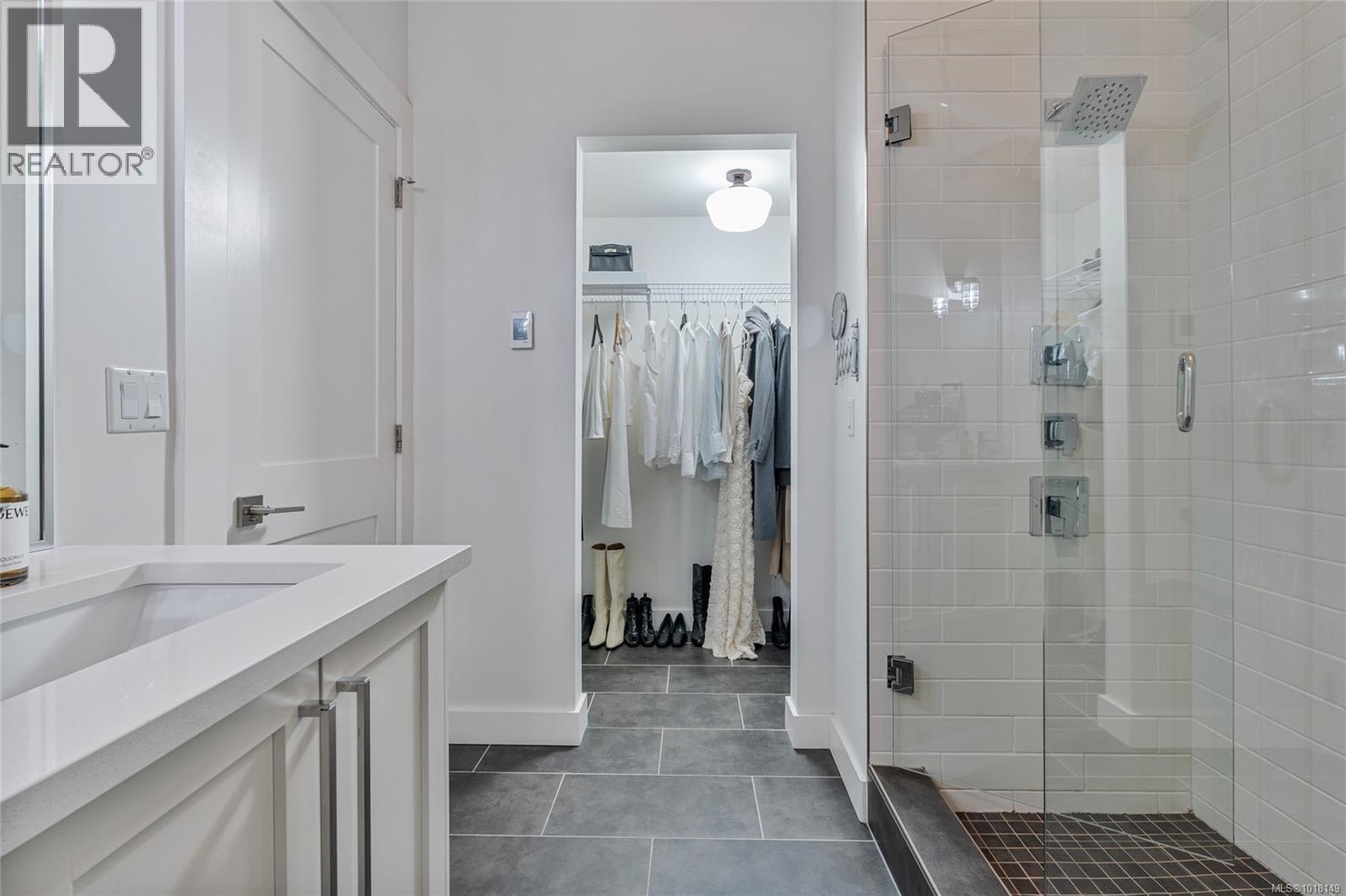 205 2049 Country Club Way, Langford