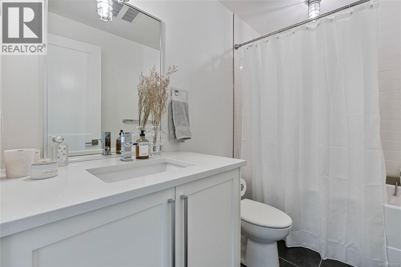 205 2049 Country Club Way, Langford