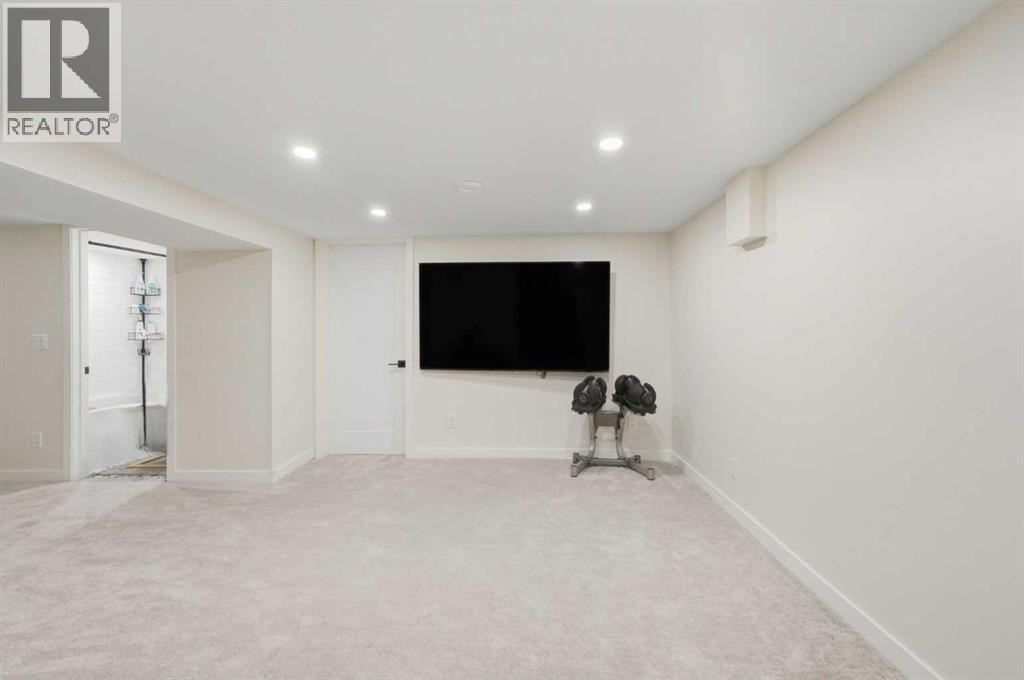 Single Family House for Sale in   Avenue NW Bowness Calgary 