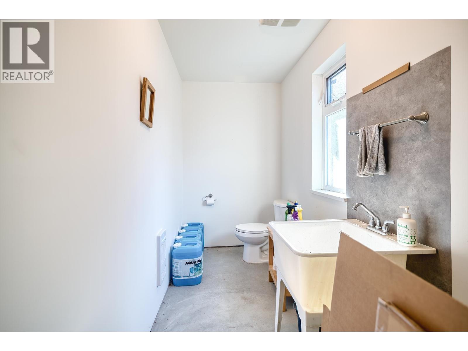 5005 BAY ROAD, Sechelt